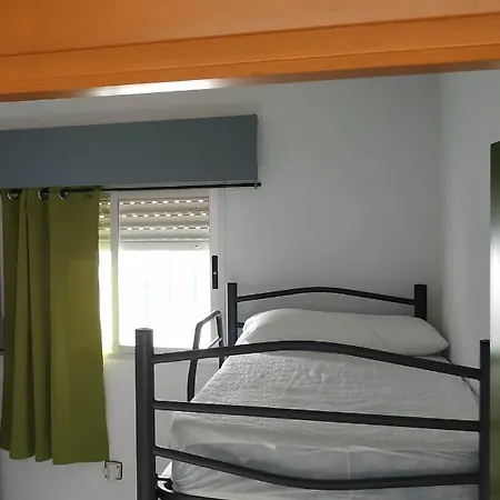 Hostel De *